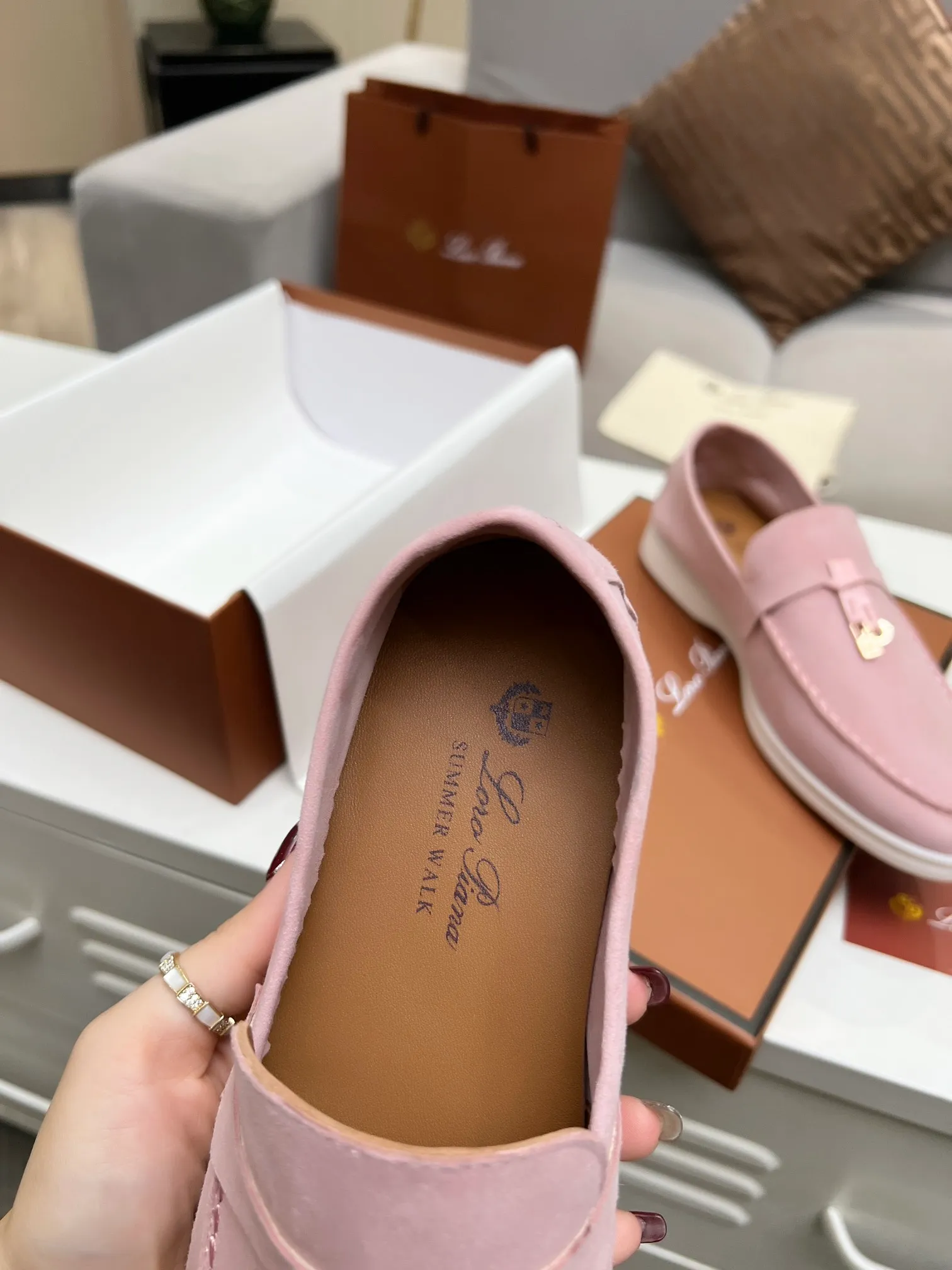 👟👟Ex-factory price 480👟👟 【Loro Piana】Italian top cashmere is fashionable and classic, and the leather is also practical and still of the highest quality on the Internet. Developed from the original board, the upper is made of Yangjing silk and is smooth. Leather lining, wear-resistant high-elastic beef tendon bottom. Size: 35-42, (men’s +10)